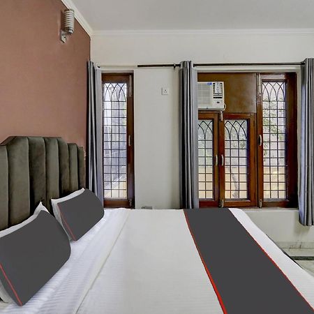 Hotel Super Capital O Uk House Residency Gurgaon Esterno foto