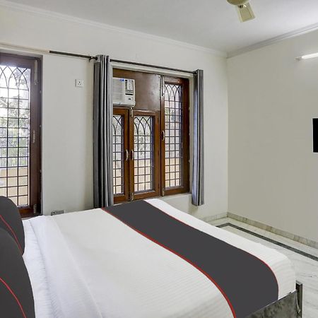 Hotel Super Capital O Uk House Residency Gurgaon Esterno foto
