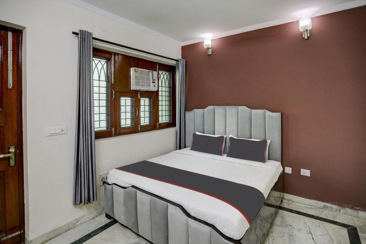 Hotel Super Capital O Uk House Residency Gurgaon Esterno foto