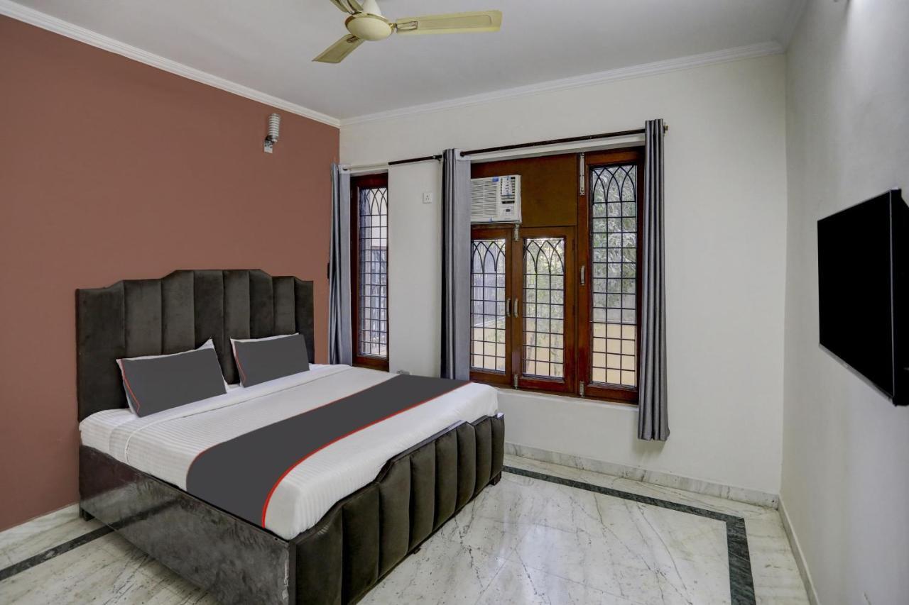 Hotel Super Capital O Uk House Residency Gurgaon Esterno foto