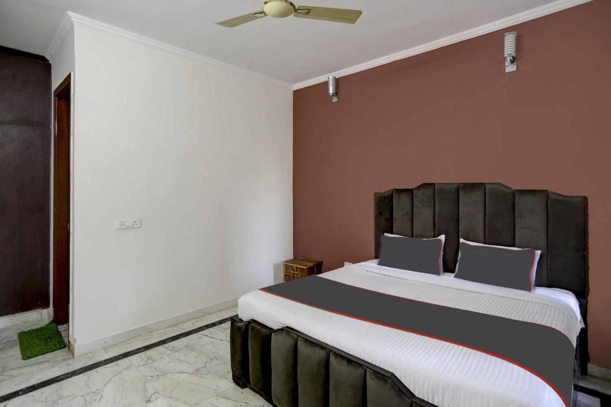 Hotel Super Capital O Uk House Residency Gurgaon Esterno foto