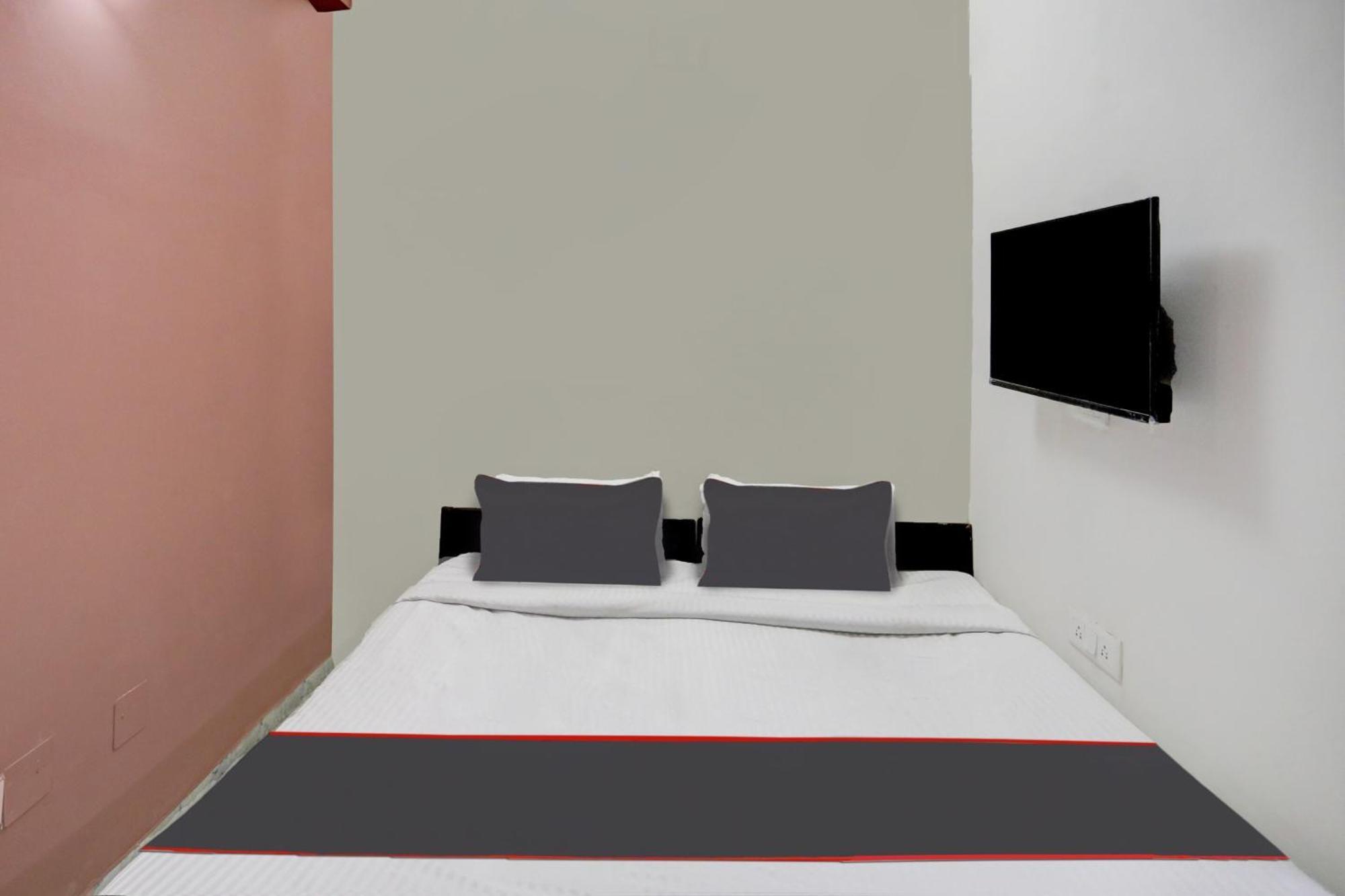Hotel Super Capital O Uk House Residency Gurgaon Esterno foto