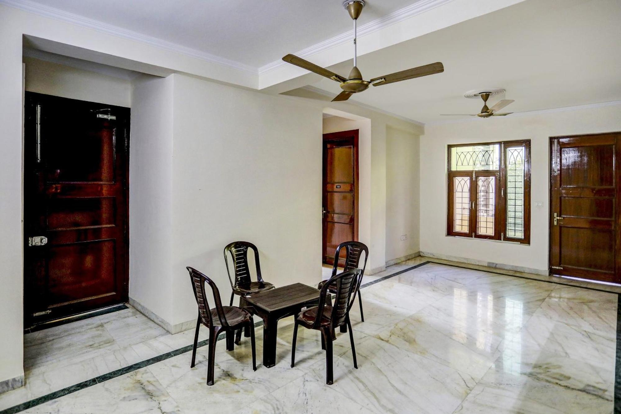 Hotel Super Capital O Uk House Residency Gurgaon Esterno foto