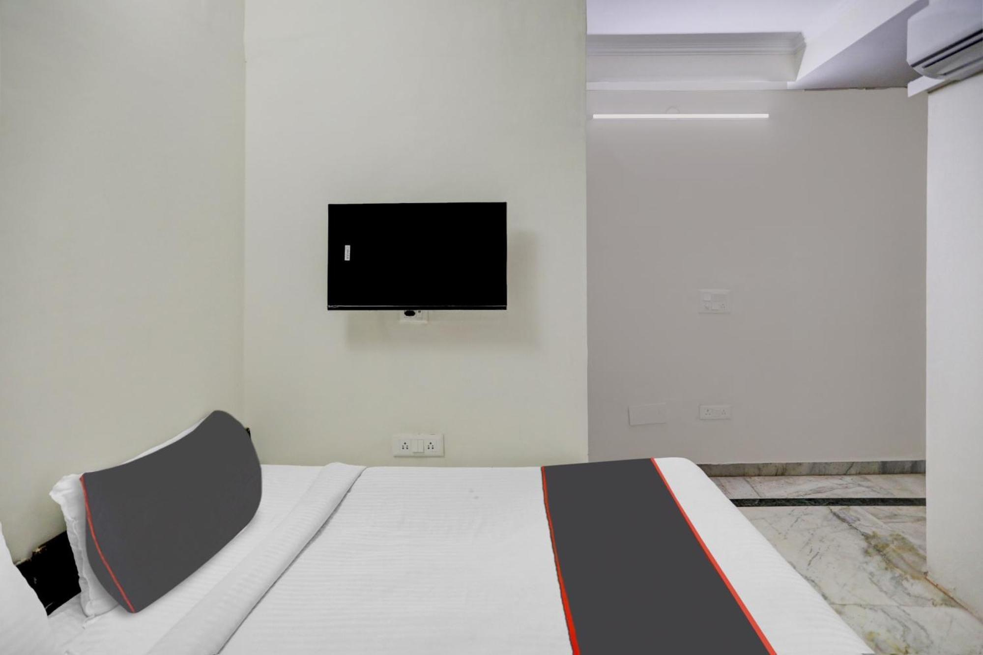 Hotel Super Capital O Uk House Residency Gurgaon Esterno foto