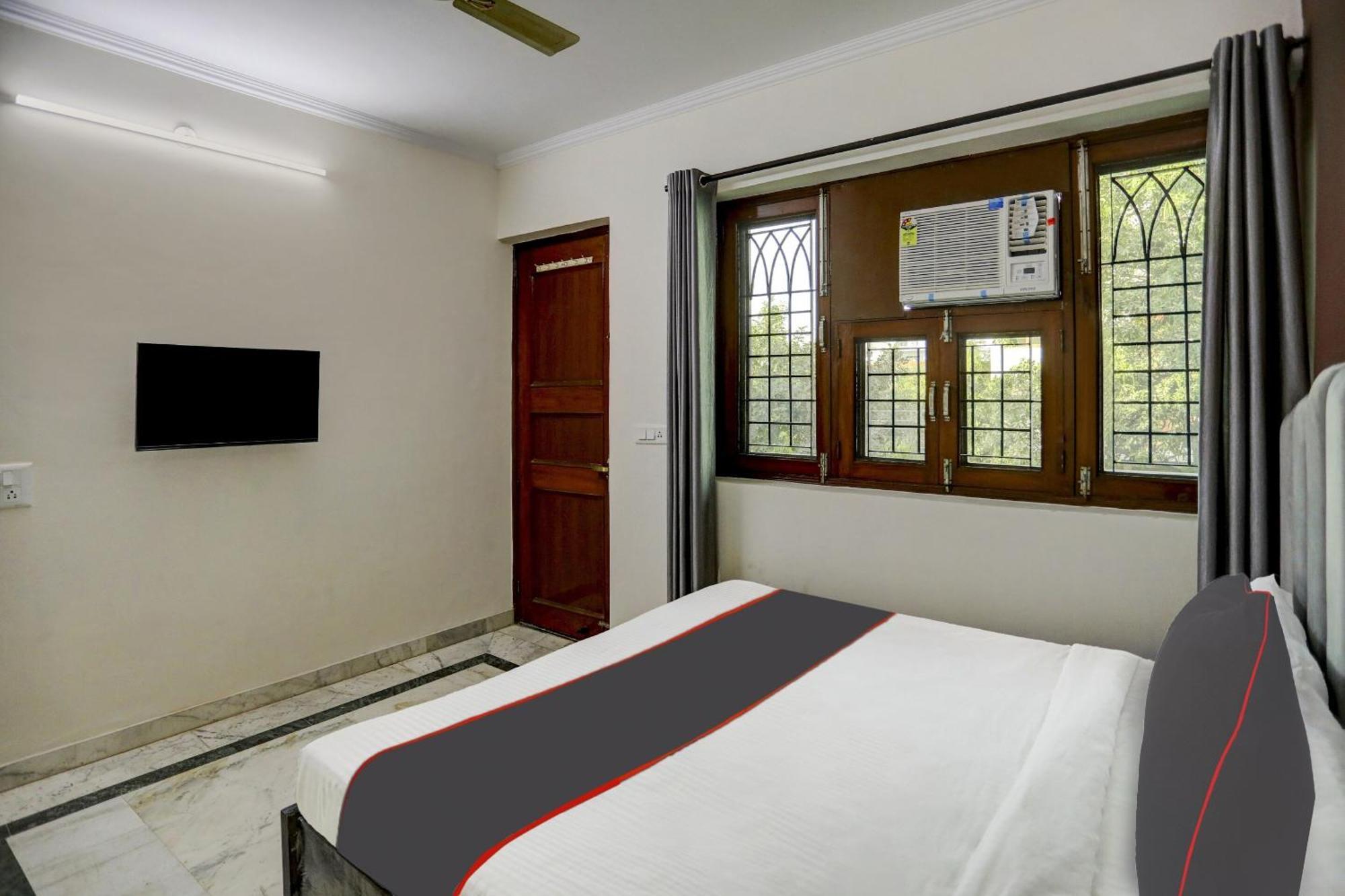Hotel Super Capital O Uk House Residency Gurgaon Esterno foto