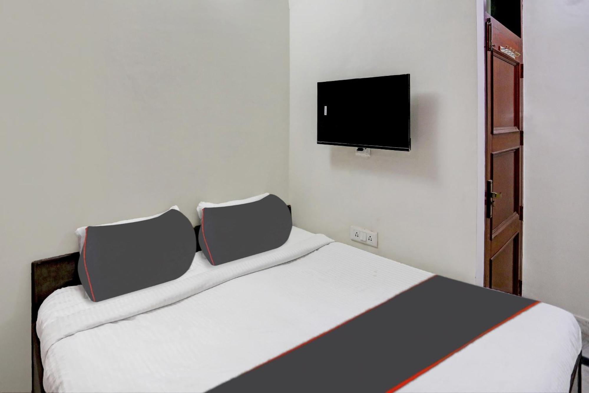 Hotel Super Capital O Uk House Residency Gurgaon Esterno foto