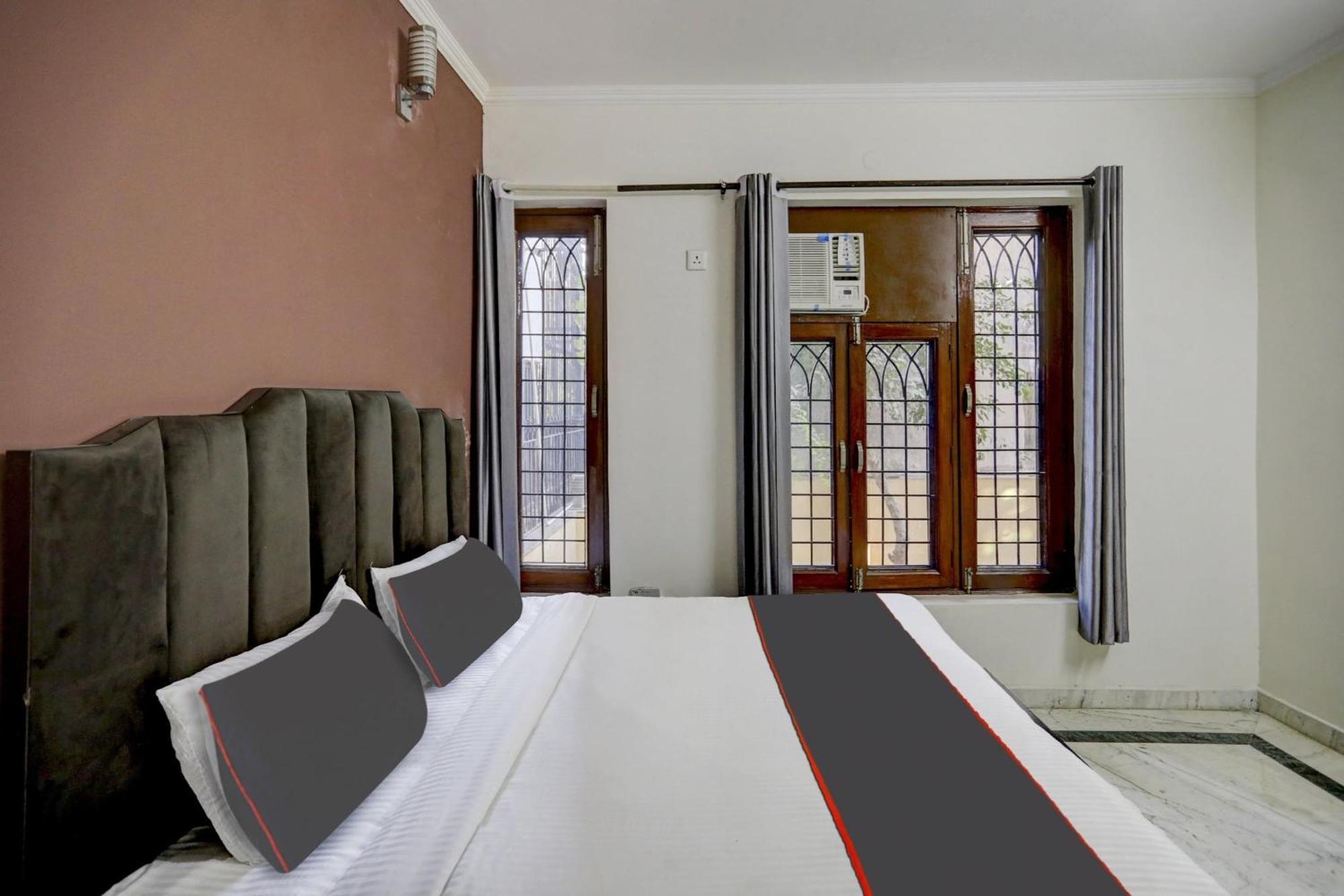 Hotel Super Capital O Uk House Residency Gurgaon Esterno foto