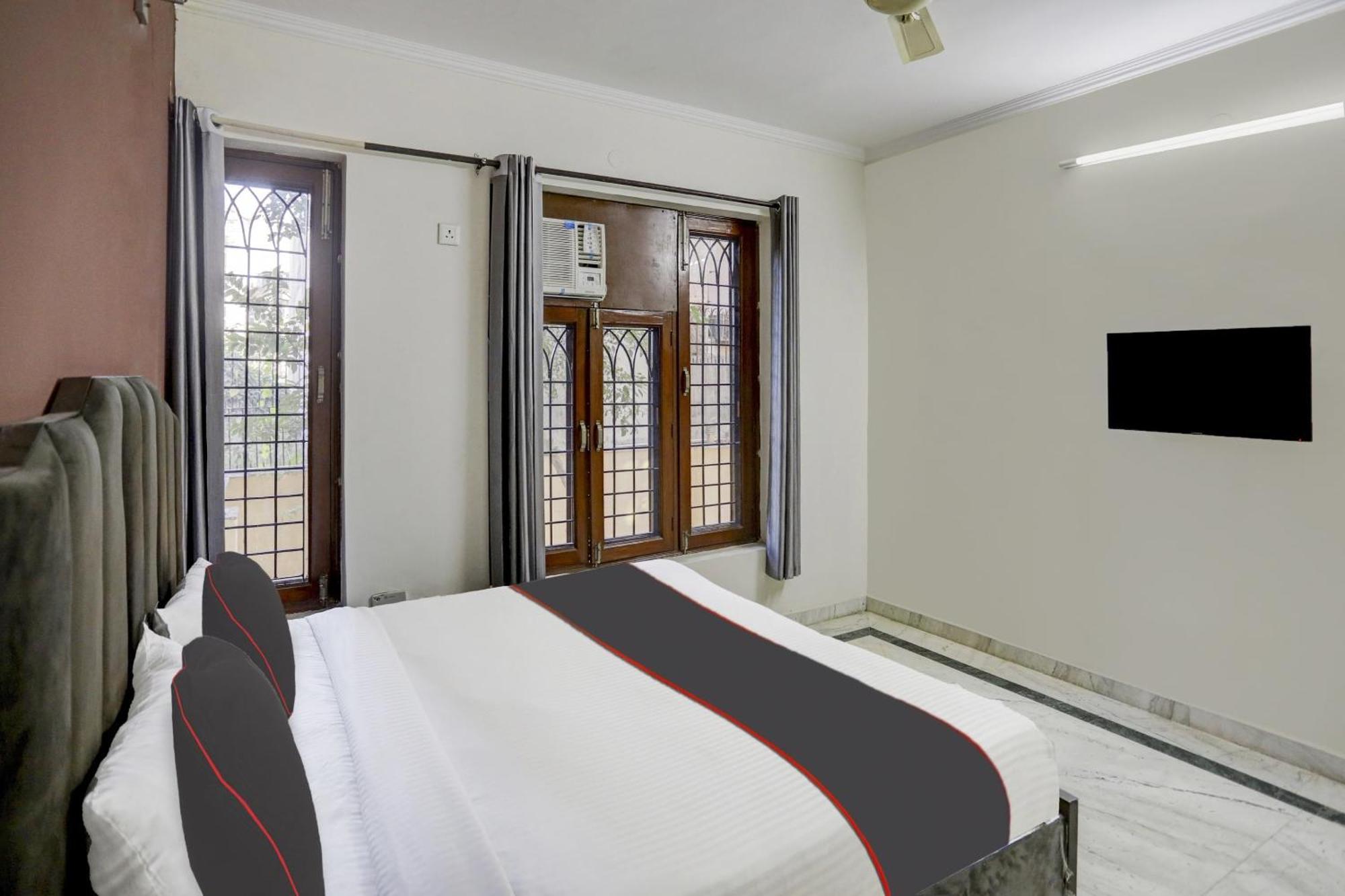 Hotel Super Capital O Uk House Residency Gurgaon Esterno foto
