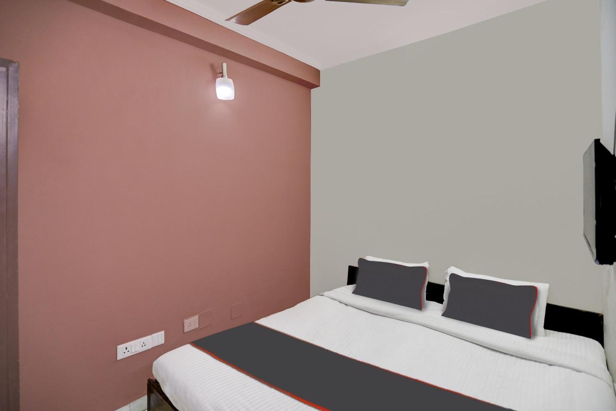 Hotel Super Capital O Uk House Residency Gurgaon Esterno foto