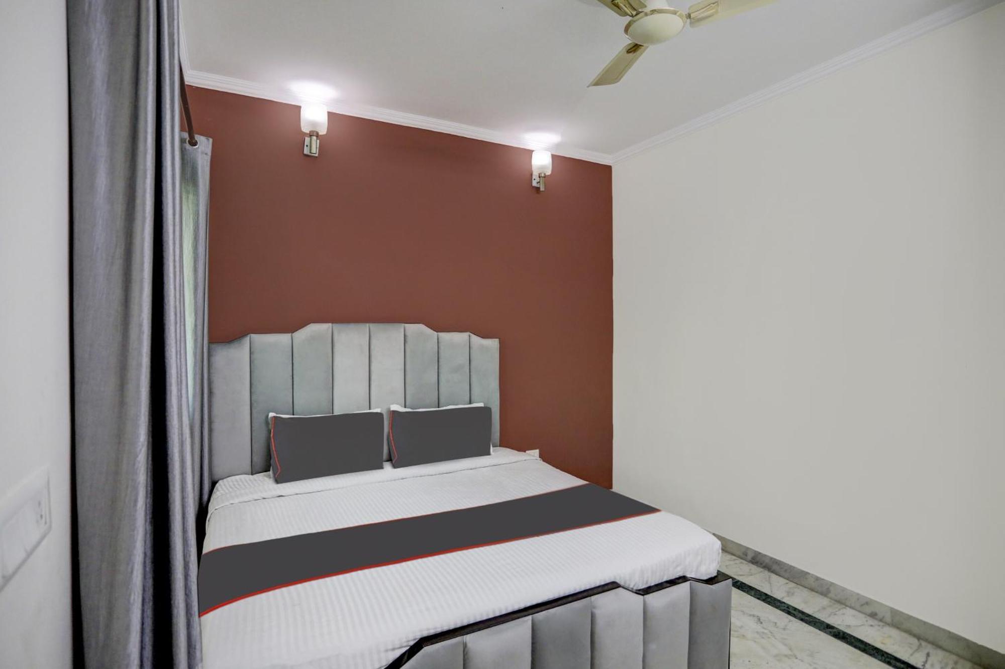Hotel Super Capital O Uk House Residency Gurgaon Esterno foto