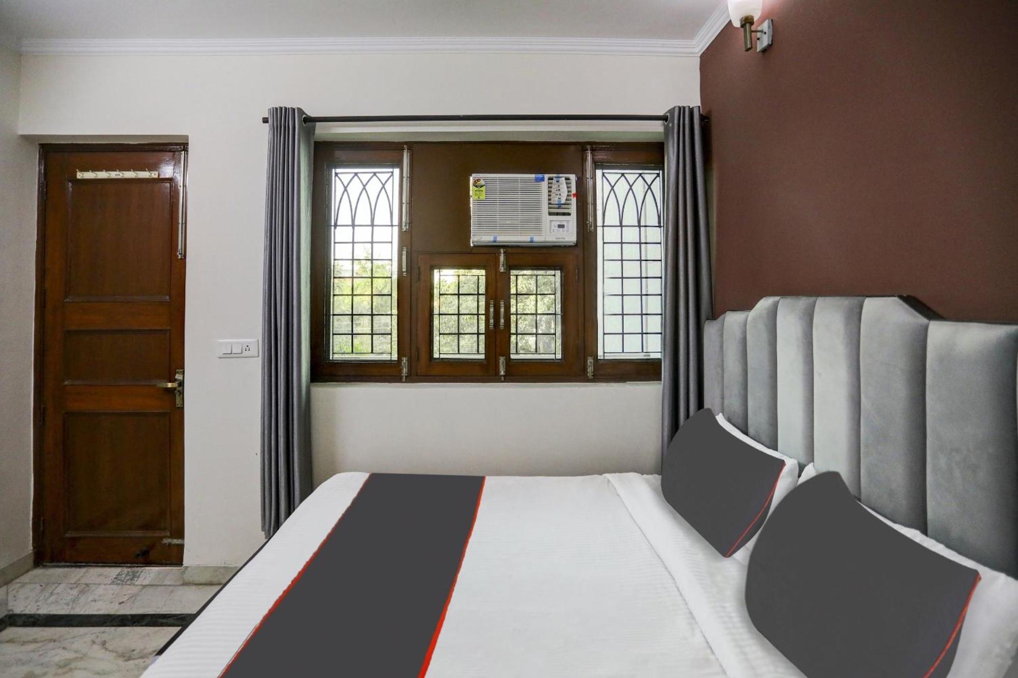 Hotel Super Capital O Uk House Residency Gurgaon Esterno foto