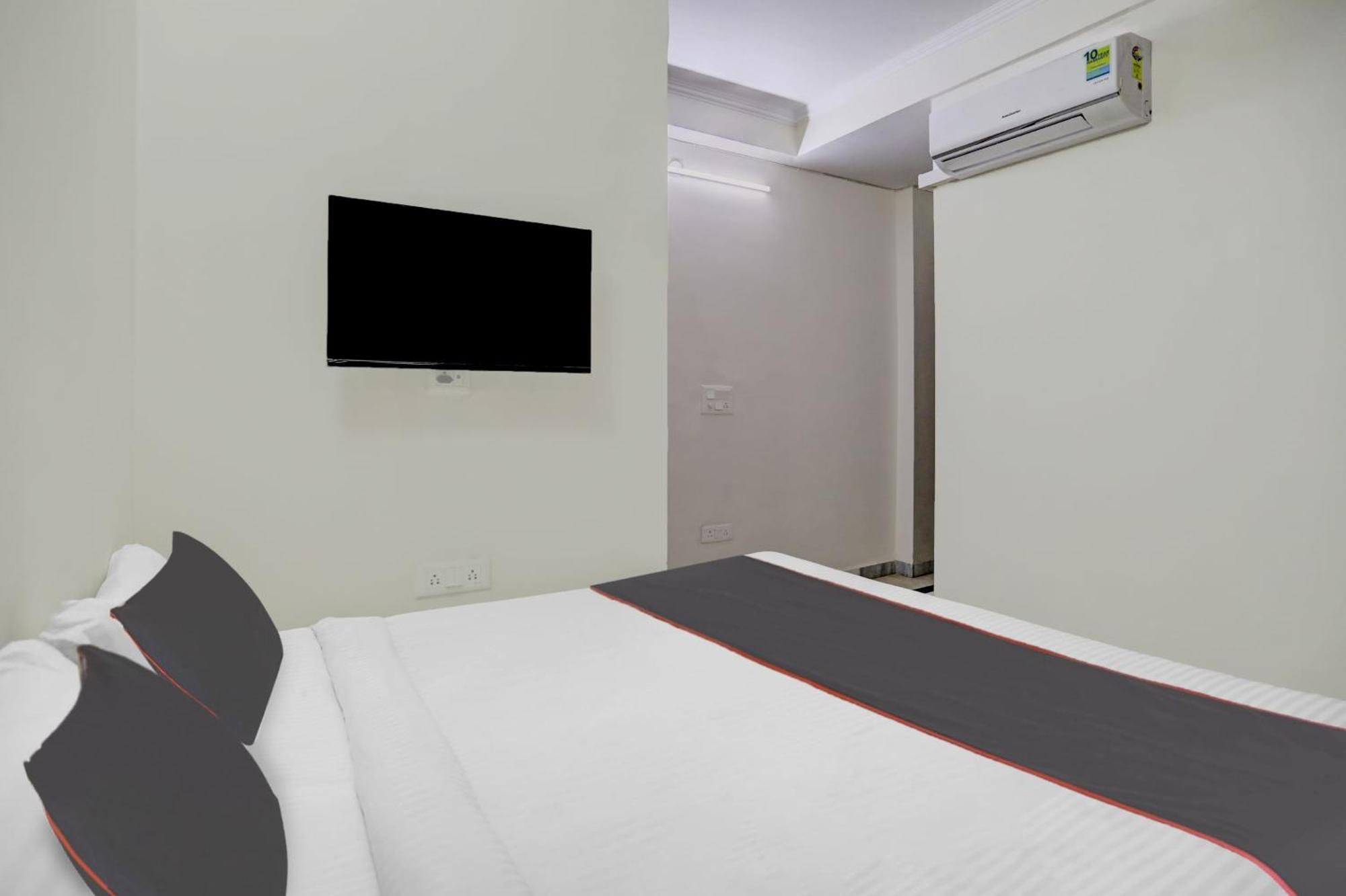 Hotel Super Capital O Uk House Residency Gurgaon Esterno foto